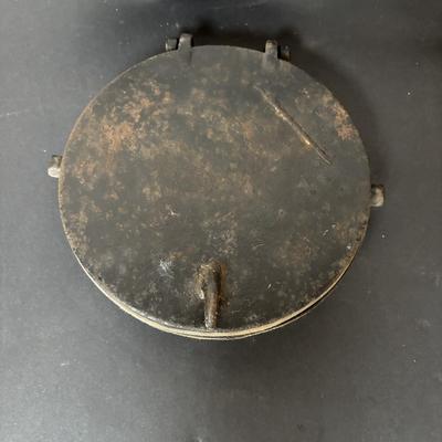 Lot 220: Unmarked Cast Iron Waffle Maker