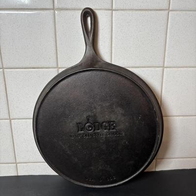 Lot 223: Vintage Wagner Ware Waffle Maker w/Base & Lodge Cast Iron Griddle