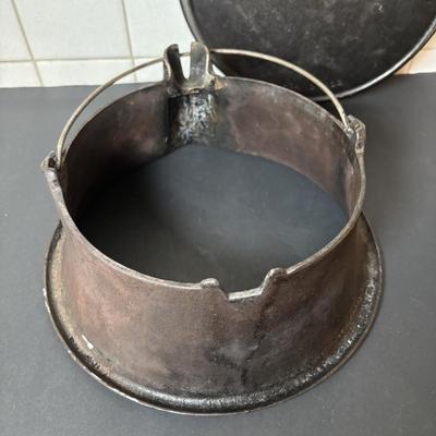 Lot 223: Vintage Wagner Ware Waffle Maker w/Base & Lodge Cast Iron Griddle