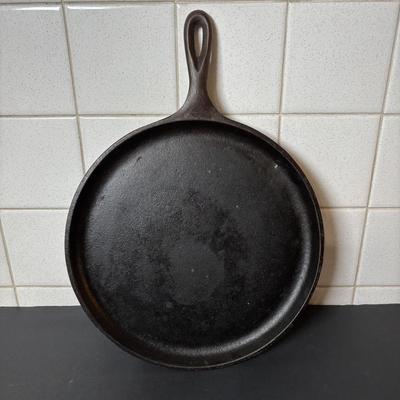 Lot 223: Vintage Wagner Ware Waffle Maker w/Base & Lodge Cast Iron Griddle