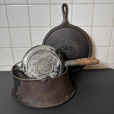 Lot 223: Vintage Wagner Ware Waffle Maker w/Base & Lodge Cast Iron Griddle