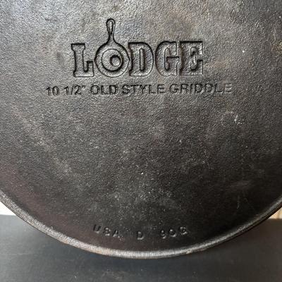 Lot 223: Vintage Wagner Ware Waffle Maker w/Base & Lodge Cast Iron Griddle