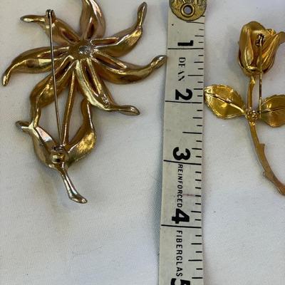 Coro pink flower pin & gold tone rose
