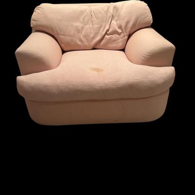 Matches loveseat and chair in Lot 109
