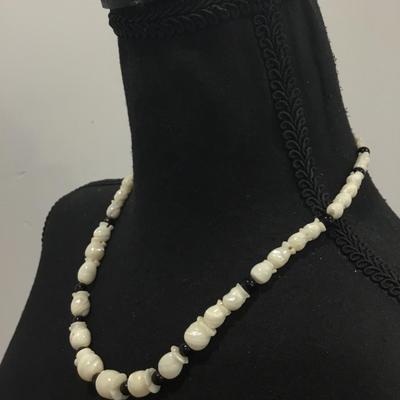 Beautiful vintage china old jade carved pendant necklace. Very nice very beautiful.