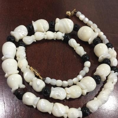 Beautiful vintage china old jade carved pendant necklace. Very nice very beautiful.
