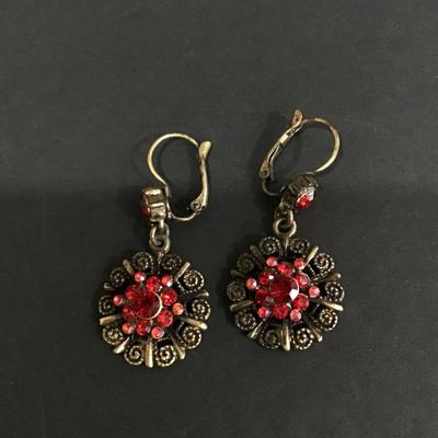 Beautiful vintage red Ruby dangle earrings