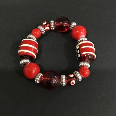 Pretty red glass art beaded stretch bracelet