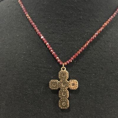 Absolutely gorgeous crystal necklace and cross pendant. Gold toned very nice.