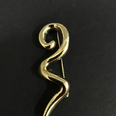 Gold tone vintage brooch