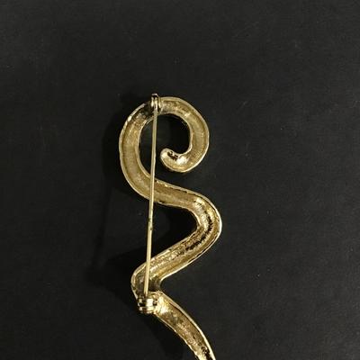 Gold tone vintage brooch