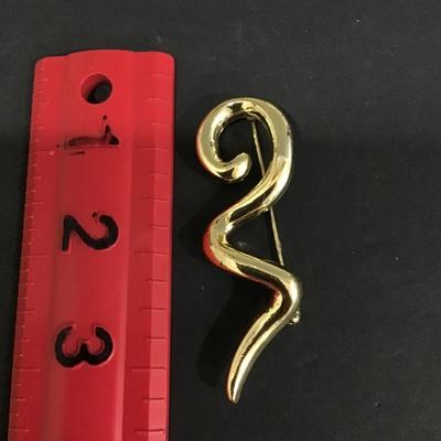 Gold tone vintage brooch