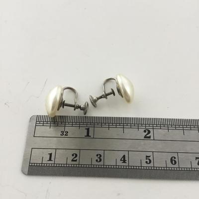 Vintage screw on pearl faux fashion earrings