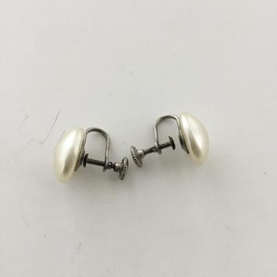Vintage screw on pearl faux fashion earrings