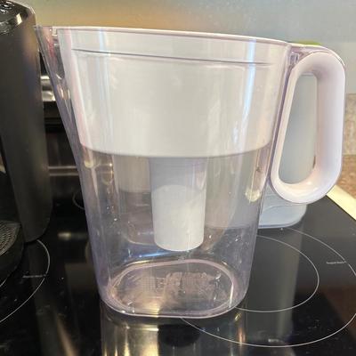 KEURIG SINGLE CUP COFFEE MAKER, BRITA WATER FILTRATION AND 2 LARGE PITCHERS