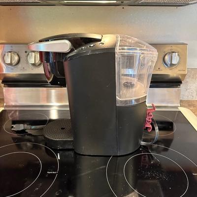 KEURIG SINGLE CUP COFFEE MAKER, BRITA WATER FILTRATION AND 2 LARGE PITCHERS