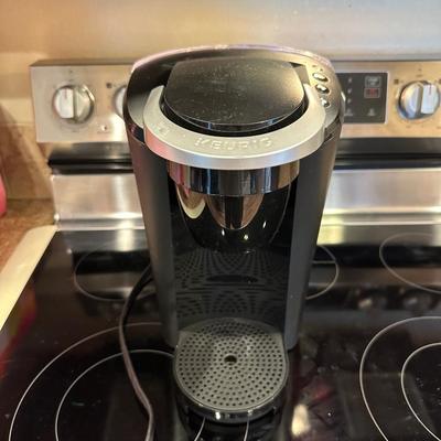 KEURIG SINGLE CUP COFFEE MAKER, BRITA WATER FILTRATION AND 2 LARGE PITCHERS