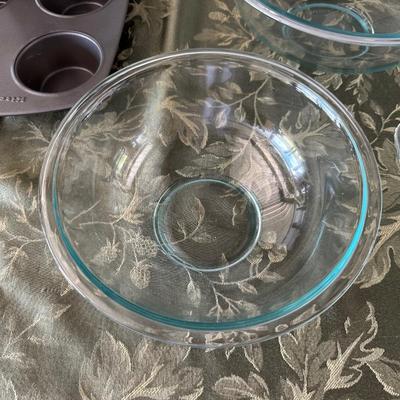 MIXING BOWLS, BAKING DISH AND BAKEWARE