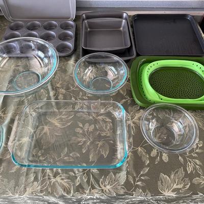 MIXING BOWLS, BAKING DISH AND BAKEWARE