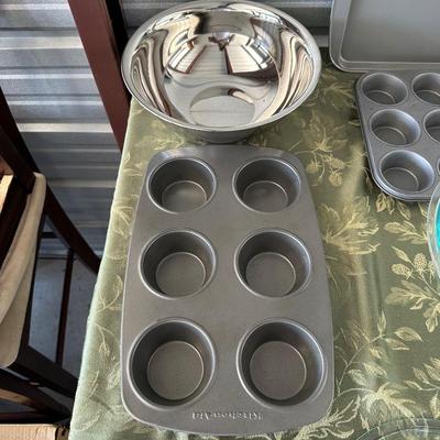 MIXING BOWLS, BAKING DISH AND BAKEWARE