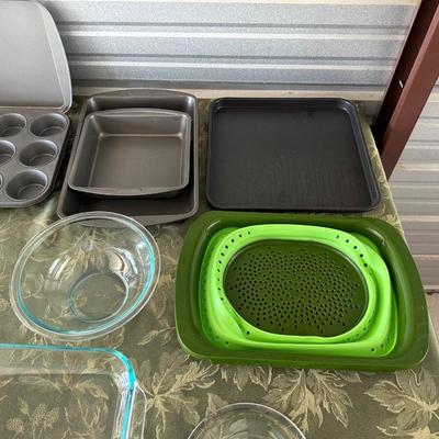 MIXING BOWLS, BAKING DISH AND BAKEWARE
