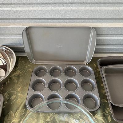 MIXING BOWLS, BAKING DISH AND BAKEWARE