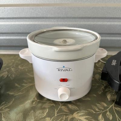 ELECTRIC FRYING PAN AND GRIDDLE PLUS A RIVAL CROCK POT
