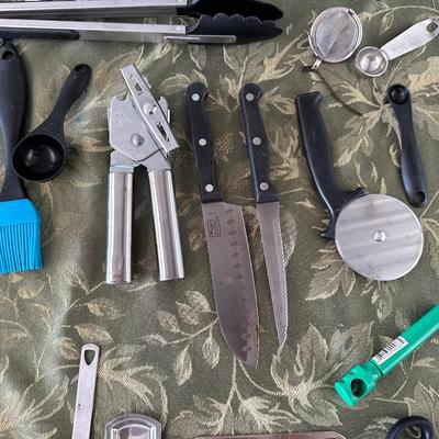 FARBERWARE CUTLERY SET IN A BLOCK PLUS EVERY KITCHEN UTENSIL YOU COULD EVER NEED