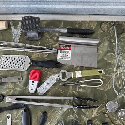 FARBERWARE CUTLERY SET IN A BLOCK PLUS EVERY KITCHEN UTENSIL YOU COULD EVER NEED
