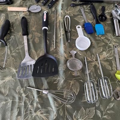 FARBERWARE CUTLERY SET IN A BLOCK PLUS EVERY KITCHEN UTENSIL YOU COULD EVER NEED