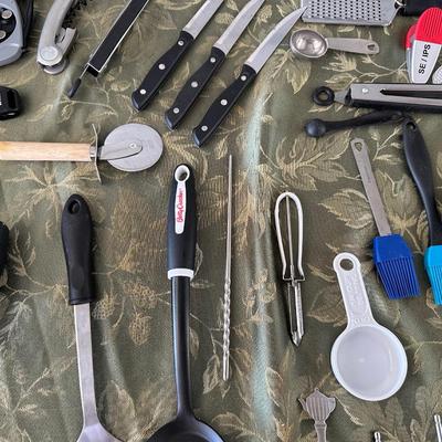 FARBERWARE CUTLERY SET IN A BLOCK PLUS EVERY KITCHEN UTENSIL YOU COULD EVER NEED