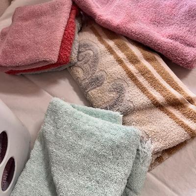 Lot 93 Hamper full of towels