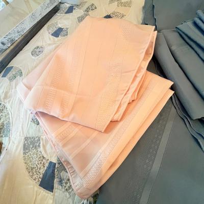 Lot 112 Assortment of linens