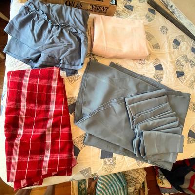 Lot 112 Assortment of linens