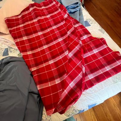 Lot 112 Assortment of linens