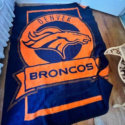 Lot 115 Fleece Broncos & Ave's Throws