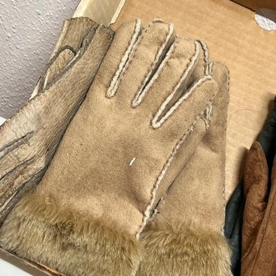 Lot 128 Flat of gloves