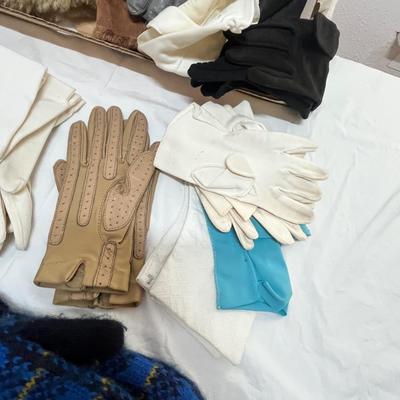 Lot 128 Flat of gloves