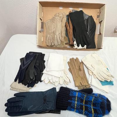 Lot 128 Flat of gloves