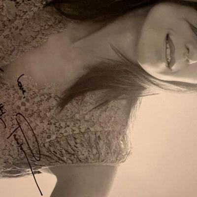 Kelly Preston facsimile signed photo. 5x7 inches