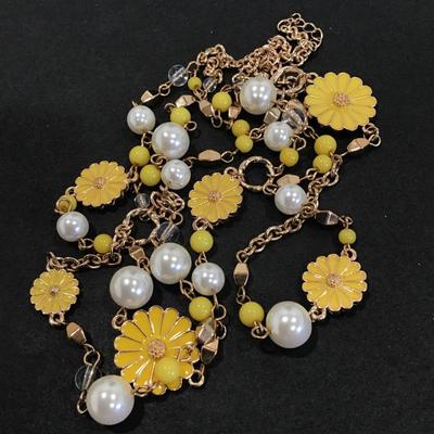 Cute yellow flower necklace