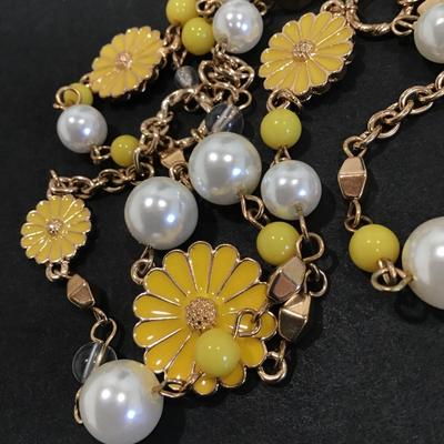 Cute yellow flower necklace