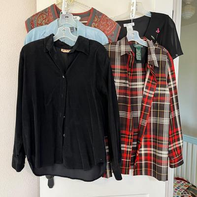 Lot 156 Lot of women's tops