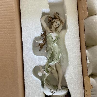 Giuseppe Armani Figure - Aurora Girl With Doves 0884—C with box