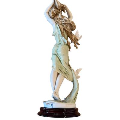 Giuseppe Armani Figure - Aurora Girl With Doves 0884—C with box