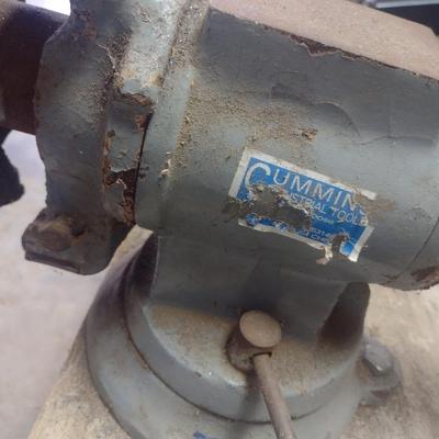 Industrial 5' Jaw Bench Vise