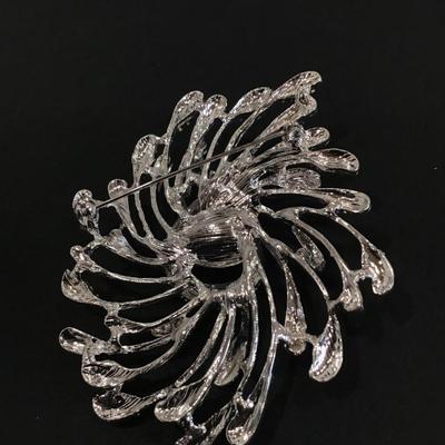 Pretty SilverTone peacock brooch
