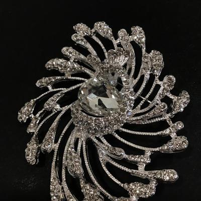 Pretty SilverTone peacock brooch
