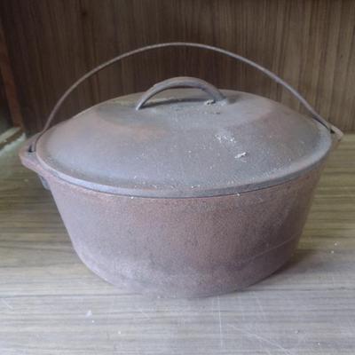 Lodge Cast Iron 8 qt Dutch Oven with Lid