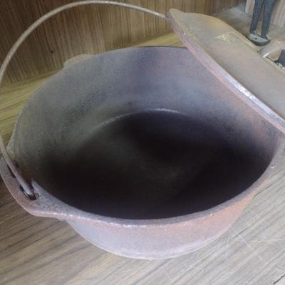 Lodge Cast Iron 8 qt Dutch Oven with Lid